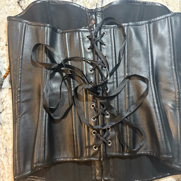 PrettyLittleThing Elegant Black Top - Picture 2 of 4